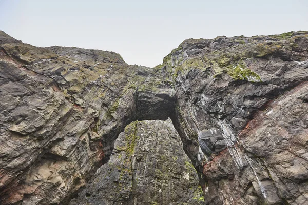 Faroe Adaları Vestmanna bölgesinde kayalık kemerler. Streimoy kakaosu. — Stok fotoğraf