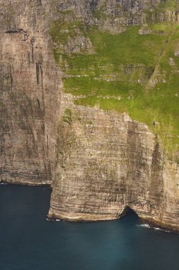 Faroe adaları helikopterden izlenen dramatik kıyı şeridi. Vagar a