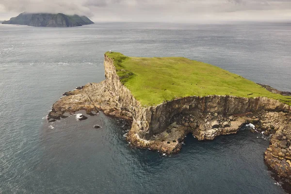 Νησιά Φερόε δραματική ακτογραμμή που προβάλλονται από ελικόπτερο. Βαγγέλης φ — Φωτογραφία Αρχείου