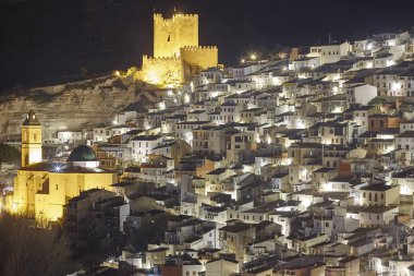 Geceleri resim gibi İspanyol beyaz köyü. Alcala del Jucar. Sp