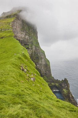 Faroe Adaları 'nın kayalıkları ve Atlantik okyanusları var. Mikladal