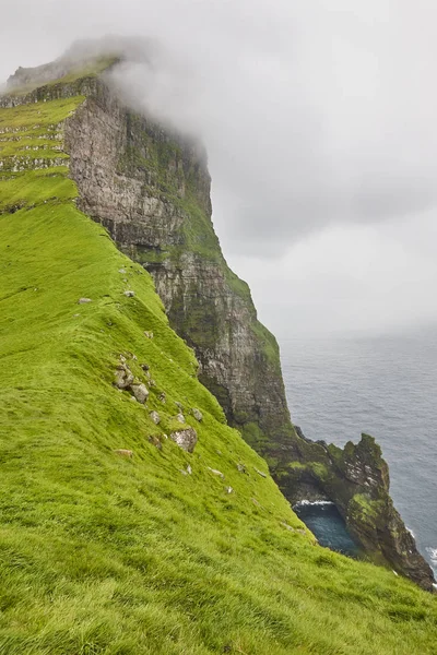 Faeröer eilanden landschap met kliffen en Atlantische oceaan. Mikladal — Stockfoto