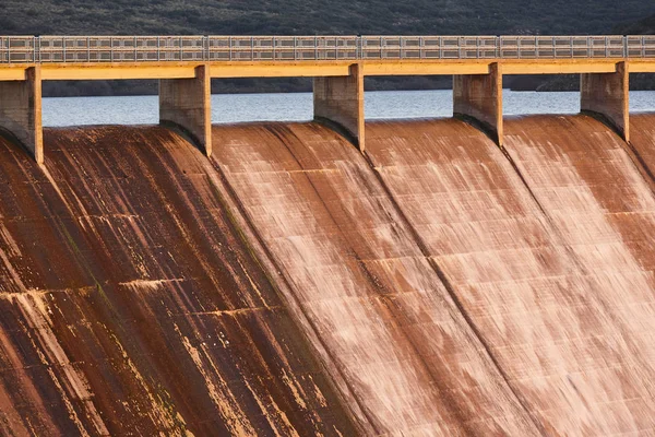 Penarroya Damm in Spanien. Wasserkraft. ciudad real in spai — Stockfoto