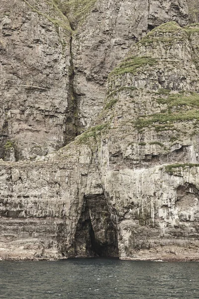 Vestmanna bölgesinde Faroe adaları deniz kayalıkları. Streimoy, Danimarka — Stok fotoğraf