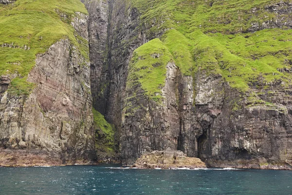 Vestmanna bölgesinde Faroe adaları deniz kayalıkları. Streimoy, Danimarka — Stok fotoğraf