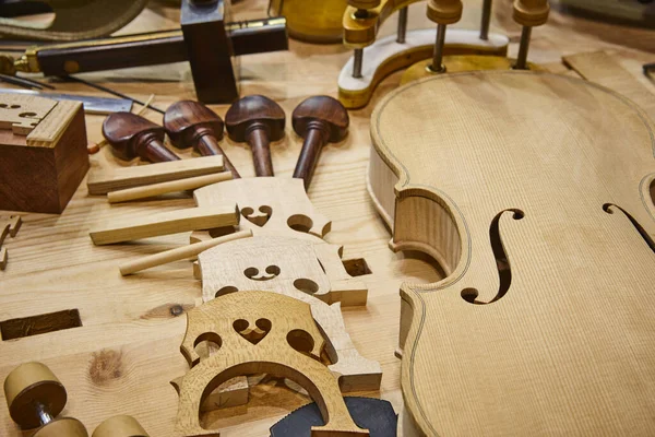 Luthier műhely hegedűalkatrészekkel és szerszámokkal. Hagyományos kézművesség — Stock Fotó
