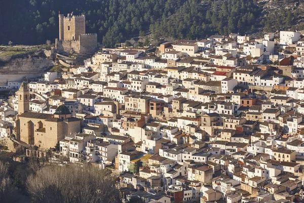 Malownicza biała wioska i kościół. Alcala del Jucar. Hiszpania — Zdjęcie stockowe