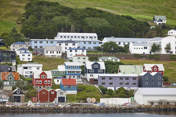 Barevné malebné domy na pobřeží Faerských ostrovů. Evropa — Stock fotografie