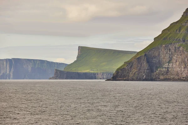 Dramatický ostrov Stora Dimun na Faerském souostroví. Atlantic ocean — Stock fotografie