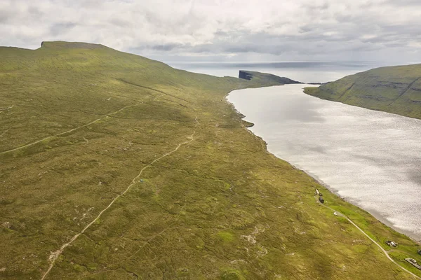 Vagar Faroe adaları dramatik kıyı şeridi. Leitisvatn gölü — Stok fotoğraf