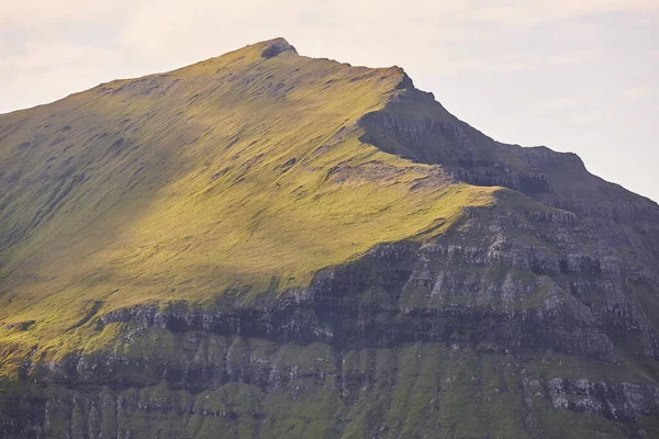 Pittoresco paesaggio di montagna verde nelle isole Faroe. Sudo — Foto Stock