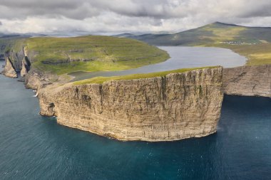 Vagar Faroe adaları dramatik kıyı şeridi. Leitisvatn gölü 