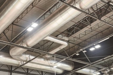Depo çatısı, paslanmaz hava boruları. Havalandırma yapısı