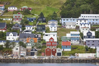 Faroe Adaları sahil şeridindeki renkli resimli evler. Avrupa