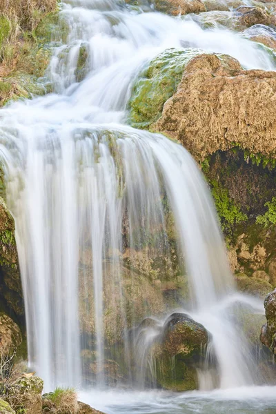 Feuchtgebiete in Spanien. Wasserfall in ruidera. albacete ciudad real — Stockfoto