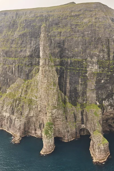 Stoh na Faerských ostrovech, Sandavagur. Trollkonufingur v Vagar ISL — Stock fotografie