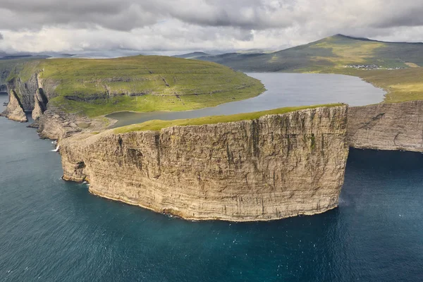 Islas Feroe costa dramática en Vagar. Lago Leitisvatn — Foto de Stock