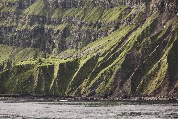 Groene rotsachtige berg fjord landschap in Faeröer eilanden. Vagar — Stockfoto