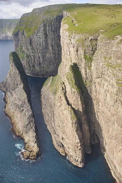 Färöarnas dramatiska kustlinje sedd från helikopter. Vagar c — Stockfoto