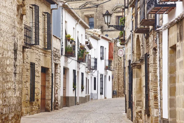 Antique alley and stone houses in Baeza, Unesco world. Spain — Stock Photo, Image