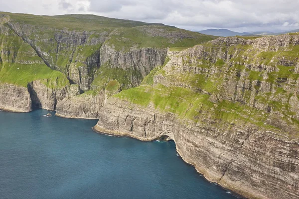 Färöarnas dramatiska kustlinje sedd från helikopter. Vagar c — Stockfoto