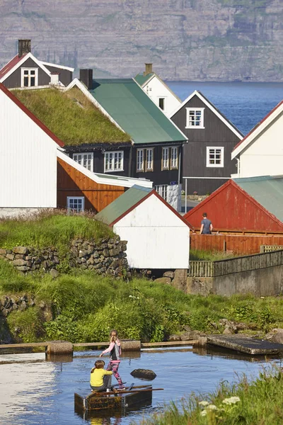 Children playing in Faroe traditional picturesque colorful villa — Stock Photo, Image