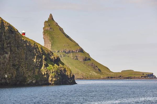 Faeröer eilanden zonsondergang dramatische kustlijn landschap in Vagar islan — Stockfoto