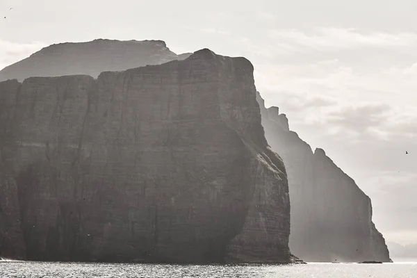 Faeröer eilanden zonsondergang dramatische kustlijn landschap in Vagar islan — Stockfoto