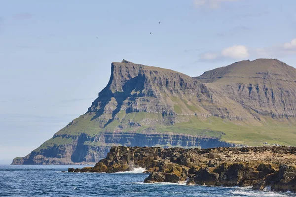 Färöarna dramatiska kustklippor landskap i Vagar Islan — Stockfoto