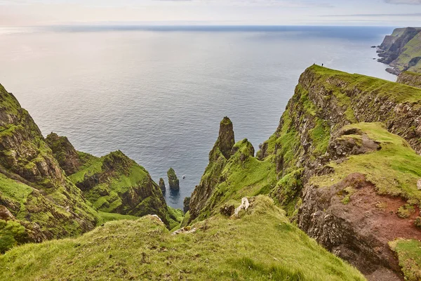 Suduroy eiland dramatische kustlijn en kliffen in Faeröer archipel — Stockfoto