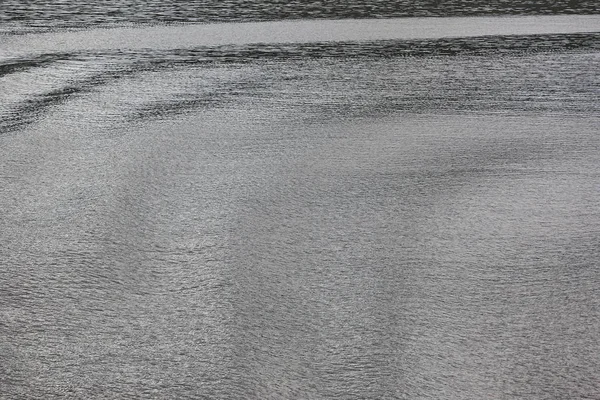 Weiche Wellen auf dem Meer. Hintergrund der Wasseroberfläche. Kopierraum — Stockfoto