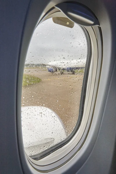 雨滴とウィンドウを開きます。民間航空機。キャビンインテリア — ストック写真