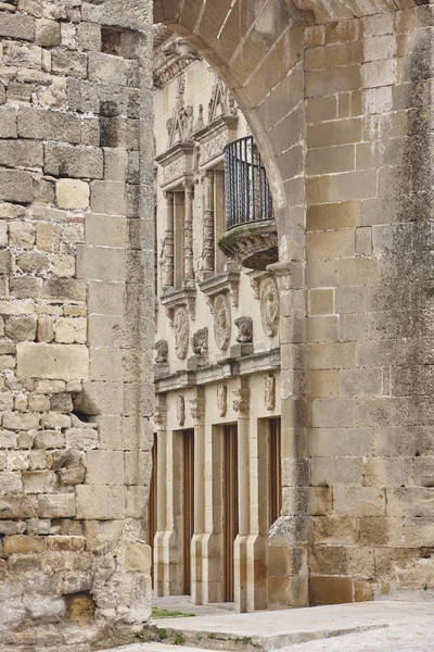 Arco antico e facciata in pietra a Baeza, mondo Unesco. Spagna — Foto Stock