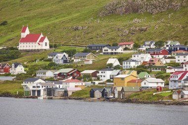Suduroy adasındaki geleneksel Faroe köyü. Fiyort manzarası. Tvoroyri kasabası