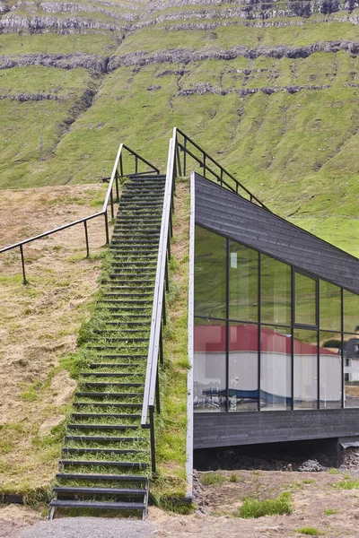 Tetto Erba Edificio Geometrico Eysturoy Villaggio Nordragota Isole Faroe — Foto Stock