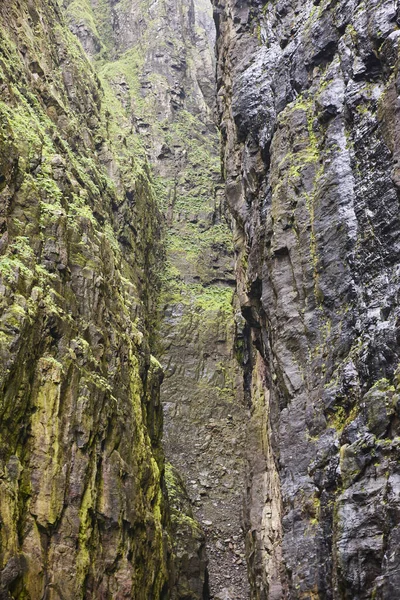 Faroe Adaları Ndaki Atlantik Okyanusu Ndaki Çarpıcı Kaya Kayalıkları — Stok fotoğraf
