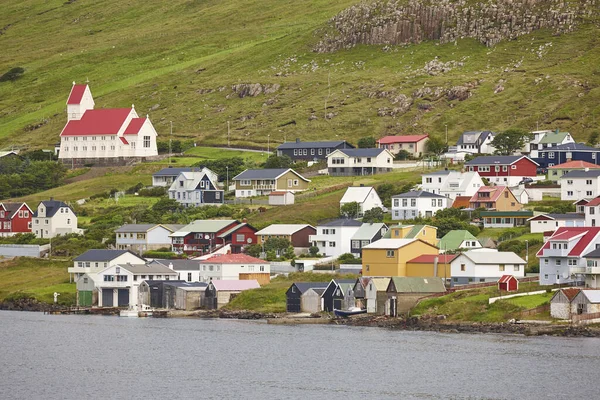 Suduroy岛上传统的Faroese村 Fjord景观 Tvoroyri镇 — 图库照片