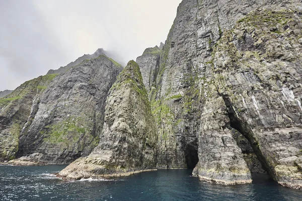 フェロー諸島の大西洋の見事な緑の崖と洞窟 — ストック写真