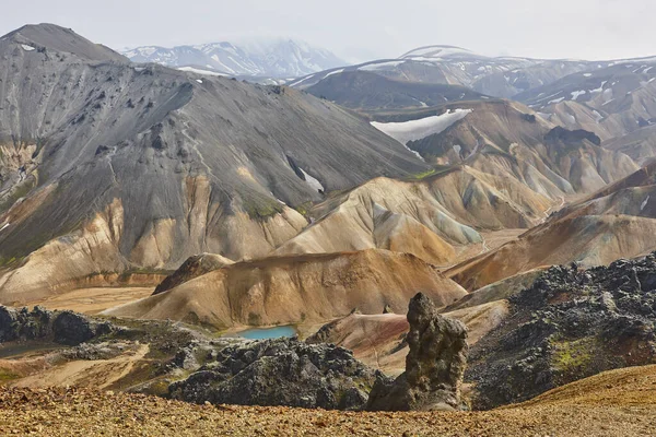 Fjallabak Wulkaniczne Zaśnieżone Góry Błękitne Jeziora Islandia Oszałamiający Krajobraz — Zdjęcie stockowe