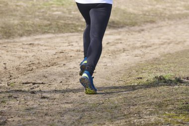 Bir yarışta kros koşucusu. Aktif sağlıklı açık hava yaşam tarzı