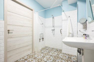 Engelliler için dekore edilmiş banyo. Kapalı alan mimarisi çağdaş erişilebilirliği