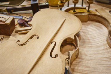 Keman ahşap parçaları ve aletleri olan Luthier atölyesi. Geleneksel zanaat. 