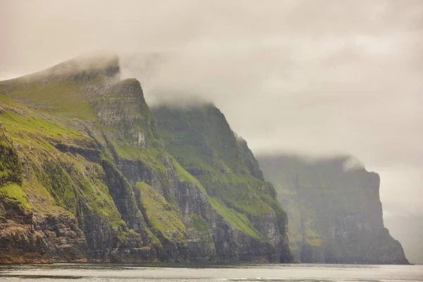 Schilderachtige Groene Kliffen Atlantische Oceaan Faeröer Eilanden — Stockfoto