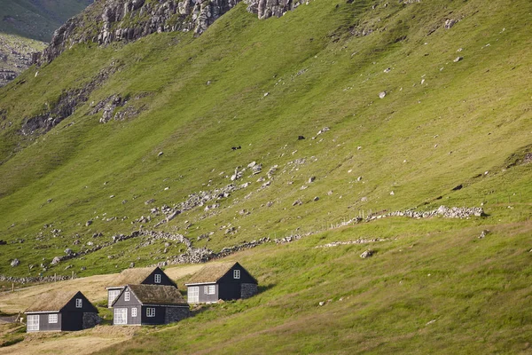 Tradiční Černé Dřevěné Domy Zelené Krajině Faerských Ostrovů Dánsko — Stock fotografie
