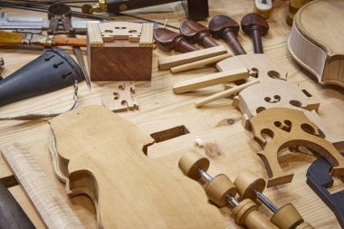Keman ahşap parçaları ve aletleri olan Luthier atölyesi. Geleneksel zanaat. 