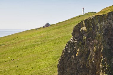 Faroe adalarındaki deniz fenerleri ve uçurumlar. Yürüyüş simgesi. Danimarka