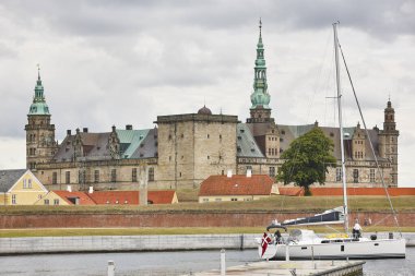 Kronborg Helsingor Elsinor kale tahkimatı ve yelkenli. Danimarka
