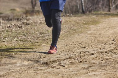 Bir yarışta kros koşucusu. Aktif sağlıklı açık hava yaşam tarzı