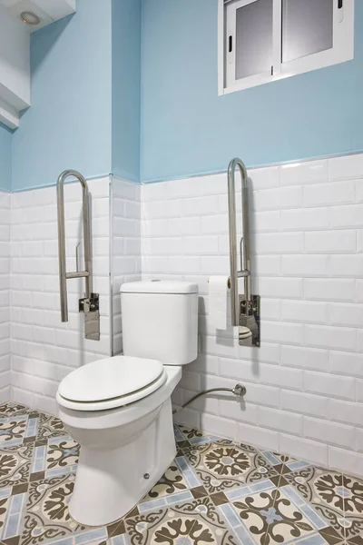 Przystosowana Toaleta Dla Osób Niepełnosprawnych Wnętrze Pokoju Hotelowego — Zdjęcie stockowe