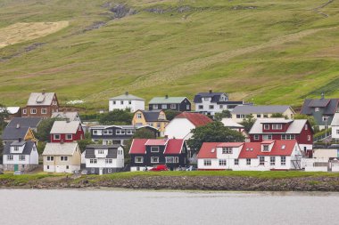 Sandavagur 'un renkli kıyı kasabası. Faroe Adaları manzarası
